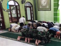 Nuansa Ramadan, Satgas TMMD Shalat Tarawih Bersama di Masjid Baitul Rahim