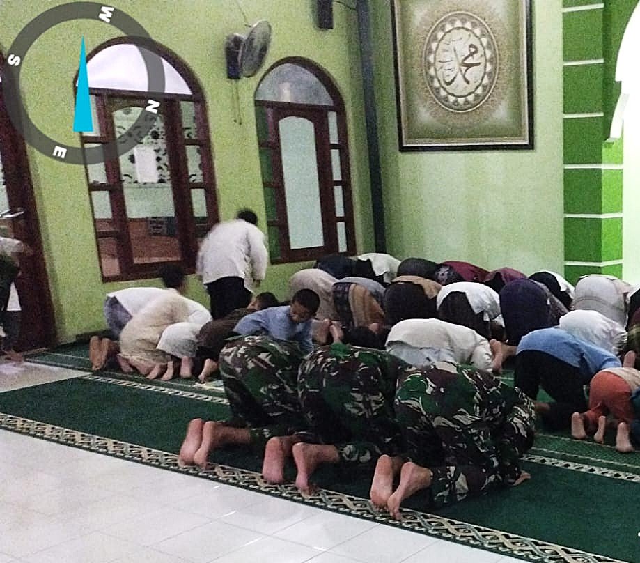 Nuansa Ramadan, Satgas TMMD Shalat Tarawih Bersama di Masjid Baitul Rahim