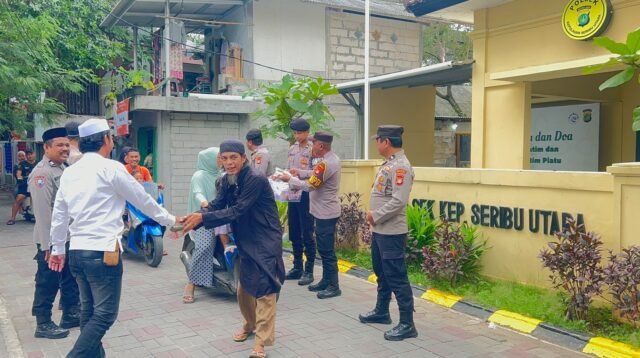 Polsek Kepulauan Seribu Utara Bagikan Takjil Gratis untuk Pererat Persaudaraan dan Jaga Kamtibmas