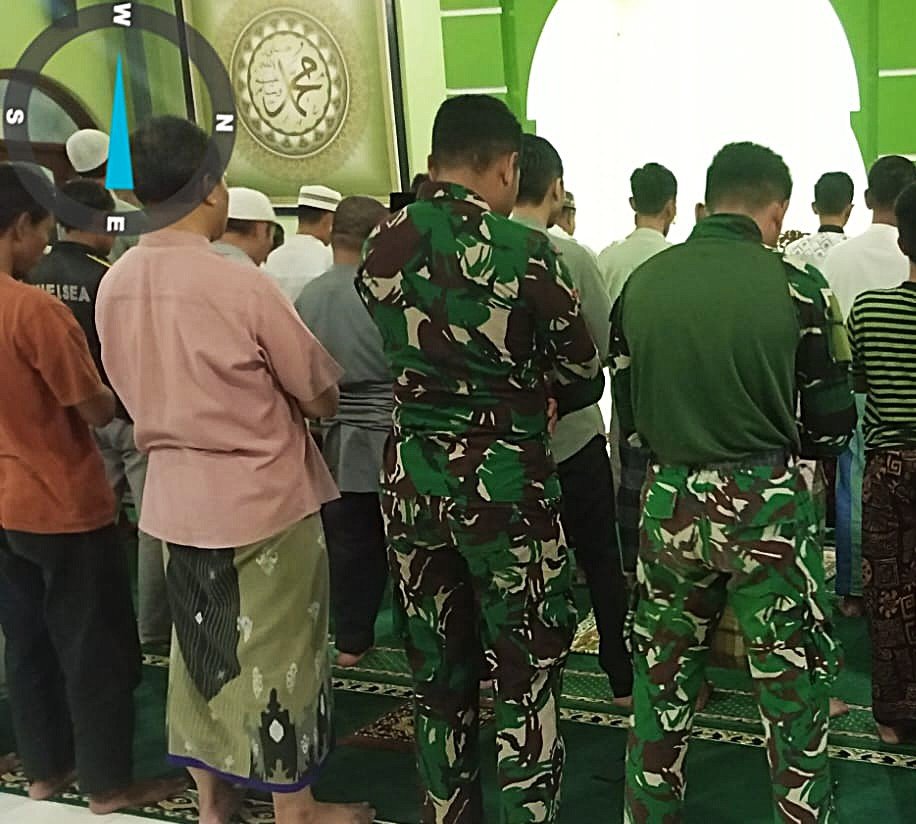 Tarawih Bersama Satgas TMMD, Warga Sukamaju Rasakan Kedekatan dengan TNI
