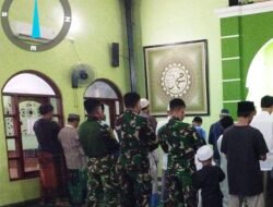 Suasana Khidmat Warnai Tarawih Bersama Satgas TMMD di Sukamaju