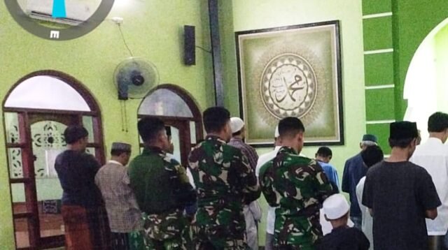 Suasana Khidmat Warnai Tarawih Bersama Satgas TMMD di Sukamaju