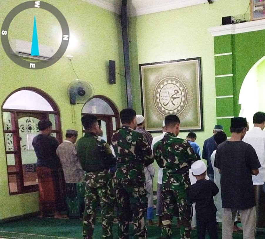 Suasana Khidmat Warnai Tarawih Bersama Satgas TMMD di Sukamaju