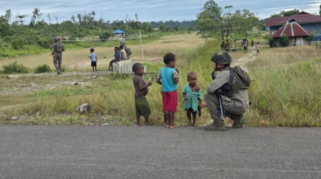 Patroli Humanis di Nduga, Satgas Damai Cartenz Pererat Kedekatan dengan Warga