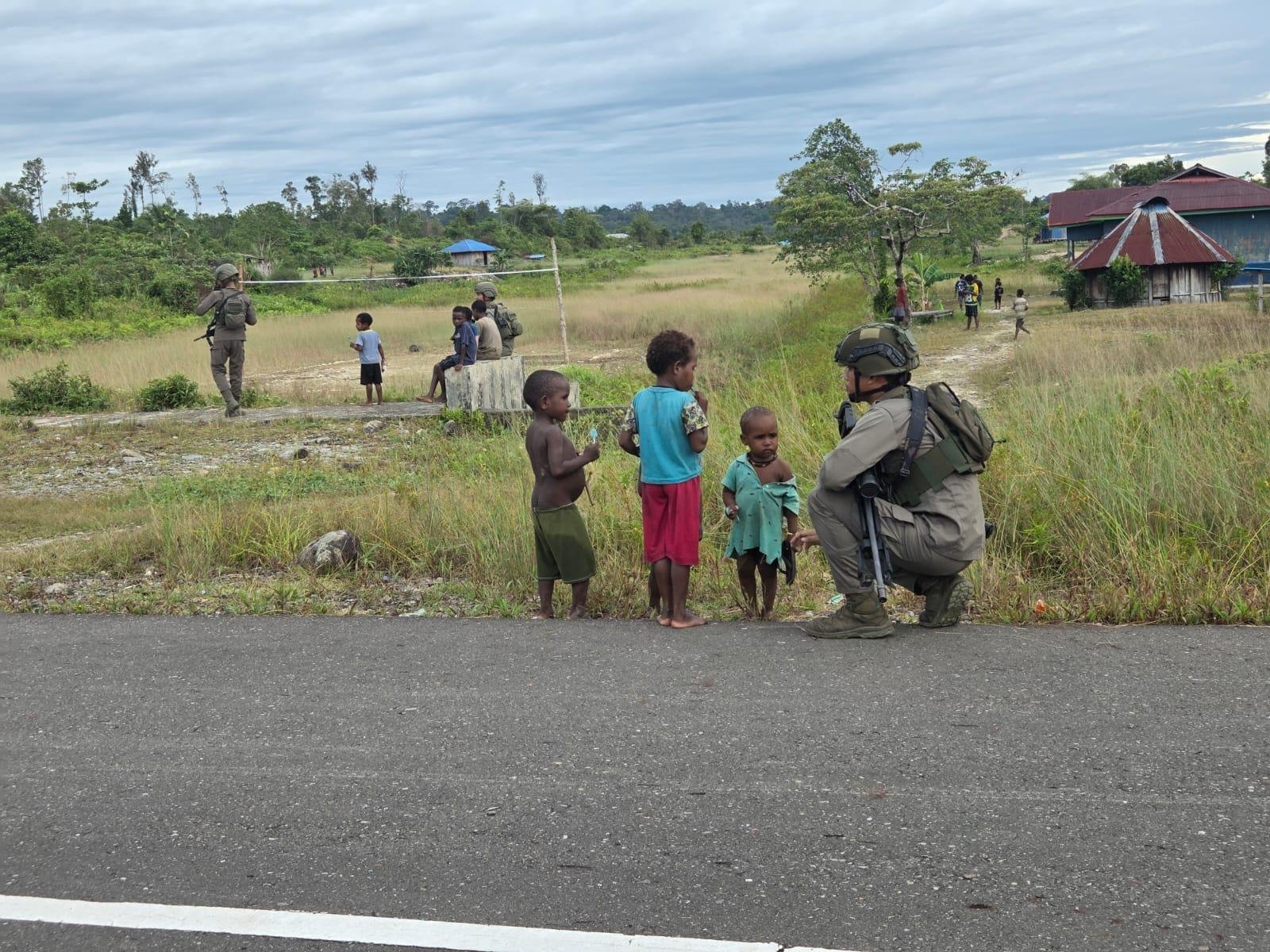Patroli Humanis di Nduga, Satgas Damai Cartenz Pererat Kedekatan dengan Warga