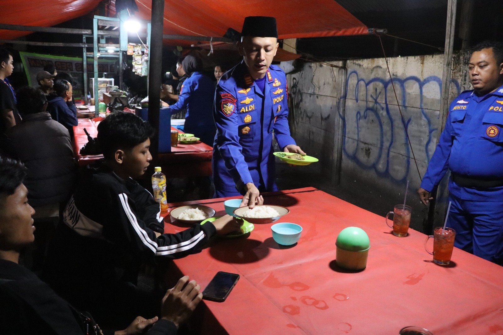 Kasat Polairud Polres Kepulauan Seribu Sahur Bersama Warga Pesisir di Bulan Ramadhan