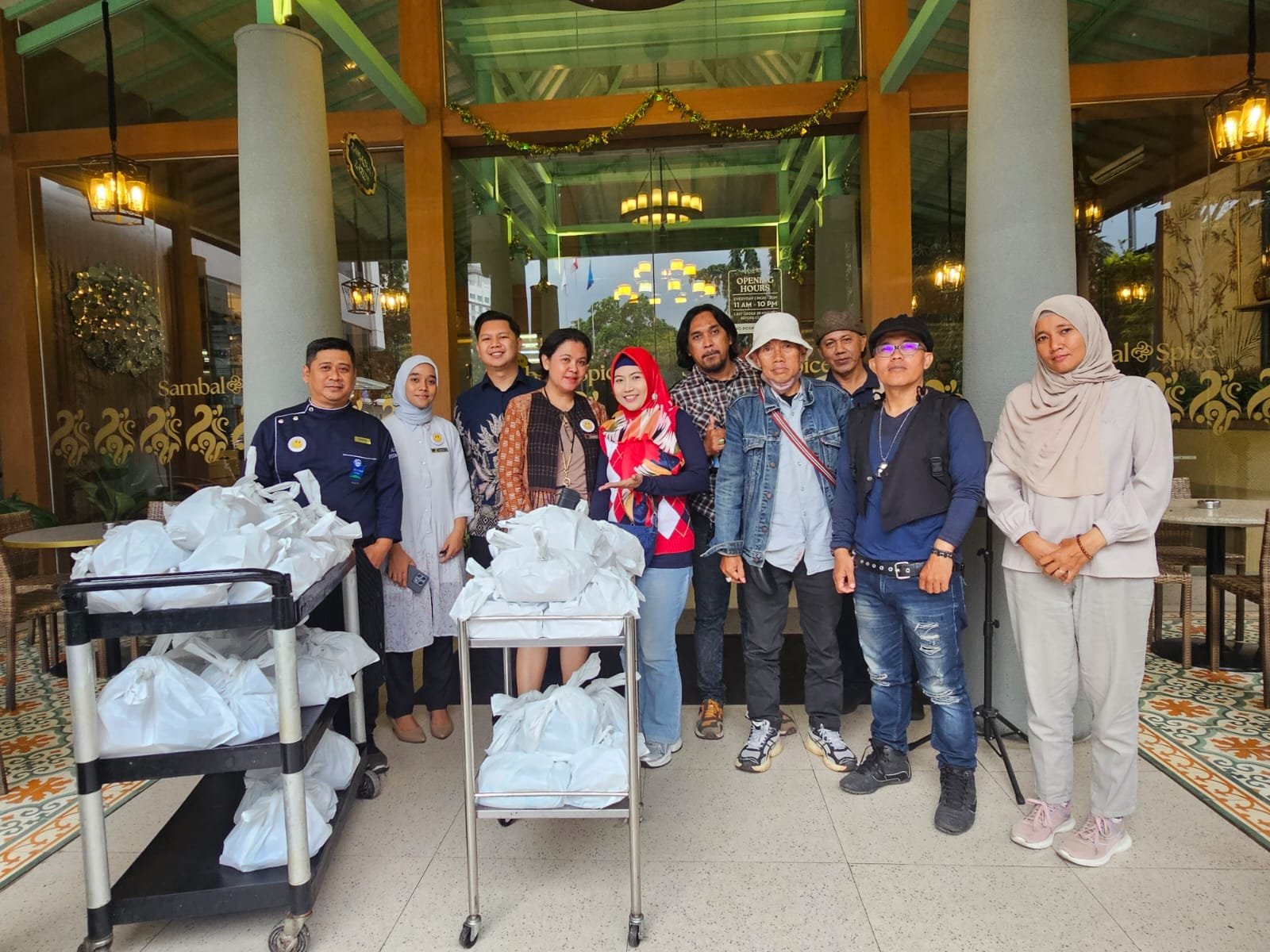 Kolaborasi Ramadan: Blue Sky Hotel Petamburan dan Media Satu Warna Berbagi Takjil