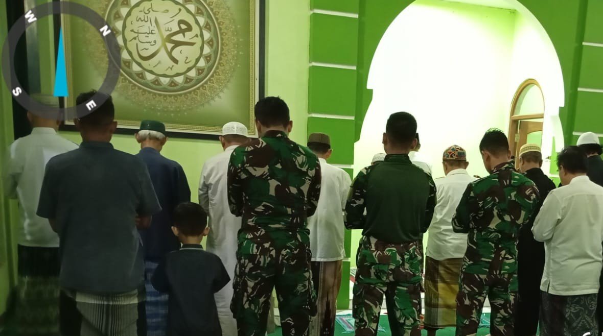Ramadan di Lokasi TMMD, TNI dan Warga Sukamaju Tarawih Berjamaah