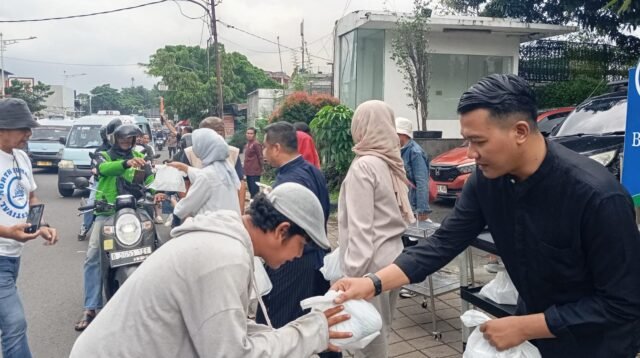 Kolaborasi Ramadan: Blue Sky Hotel Petamburan dan Media Satu Warna Berbagi Takjil