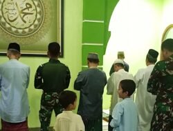 Hangatnya Kebersamaan TMMD Depok, Prajurit dan Warga Tarawih Bersama di Masjid Baitul Rahim