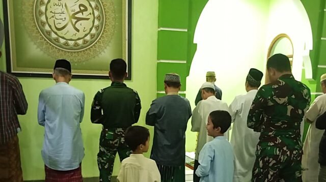 Hangatnya Kebersamaan TMMD Depok, Prajurit dan Warga Tarawih Bersama di Masjid Baitul Rahim