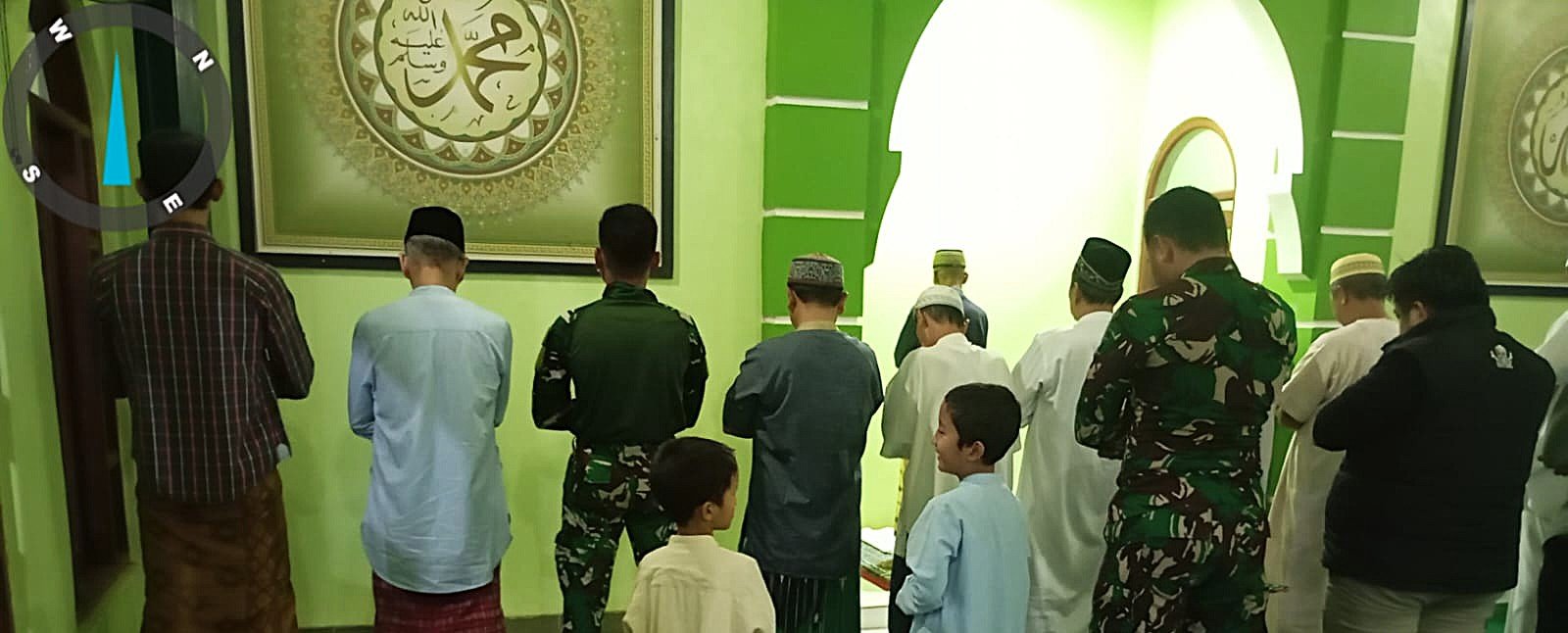 Hangatnya Kebersamaan TMMD Depok, Prajurit dan Warga Tarawih Bersama di Masjid Baitul Rahim
