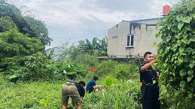 Gotong Royong Satgas TMMD dan Warga Bersihkan Jalan Gardenia Depok