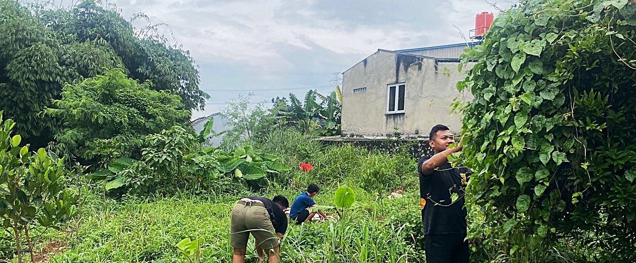 Gotong Royong Satgas TMMD dan Warga Bersihkan Jalan Gardenia Depok