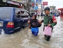 “Terima Kasih Ya Nak…” Nenek Selamat Berkat Babinsa di Banjir Ciledug