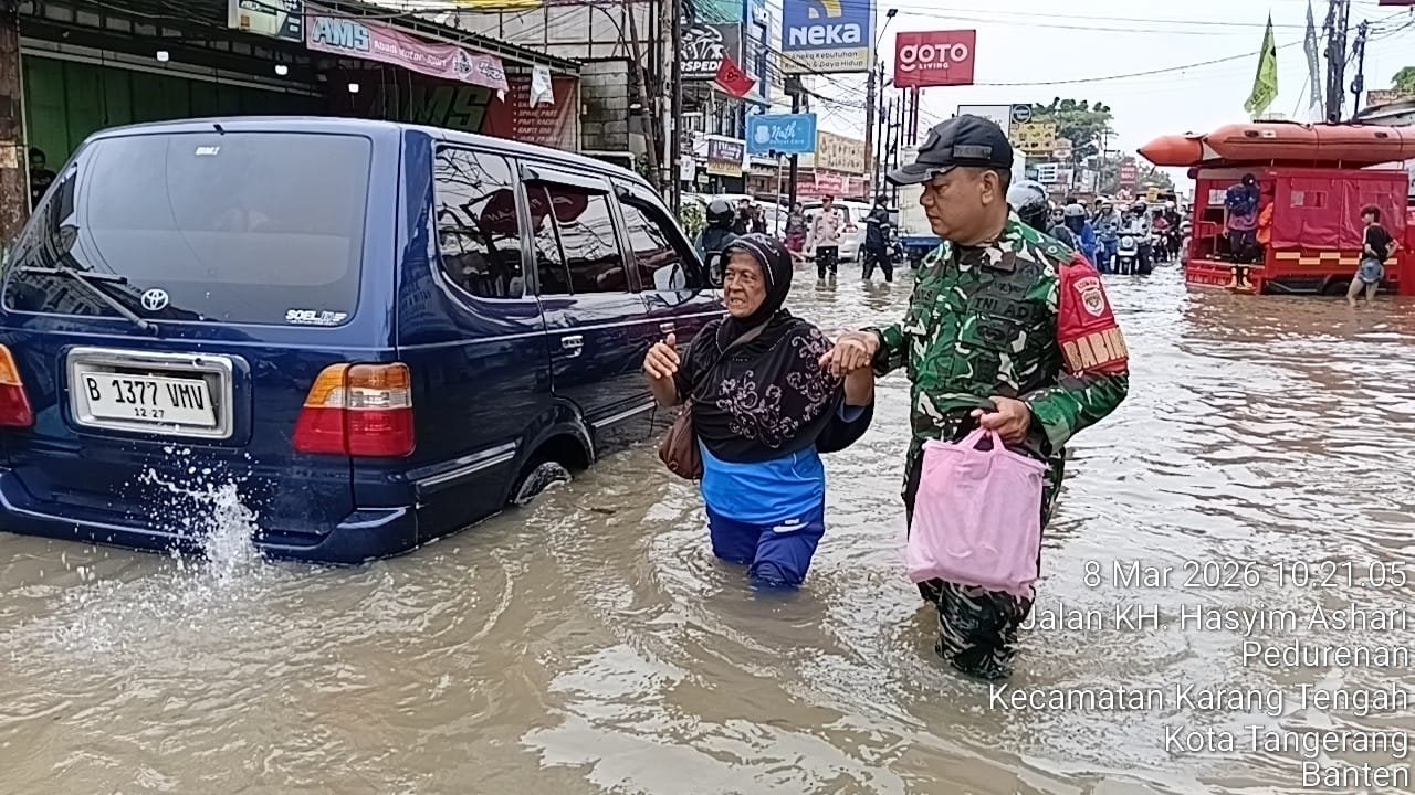 “Terima Kasih Ya Nak…” Nenek Selamat Berkat Babinsa di Banjir Ciledug