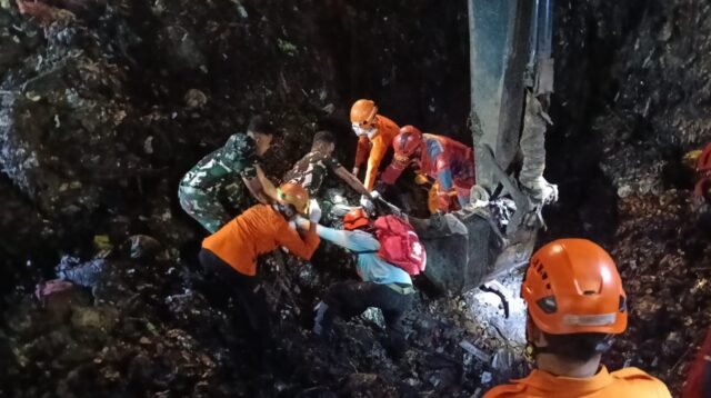 Yonarmed 7/BG Bergerak Cepat Saat Longsor “Gunung Sampah” Bantargebang