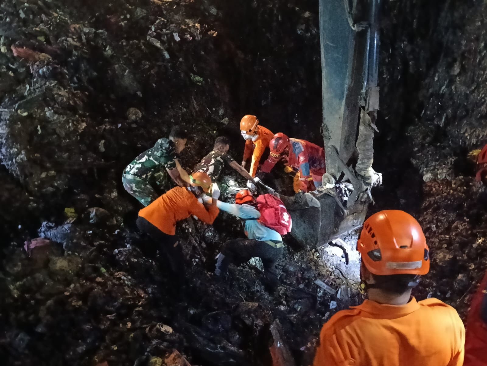 Yonarmed 7/BG Bergerak Cepat Saat Longsor “Gunung Sampah” Bantargebang