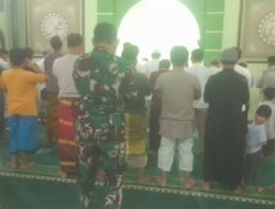Ramadan Penuh Kebersamaan, Satgas TMMD Tarawih Bersama Warga