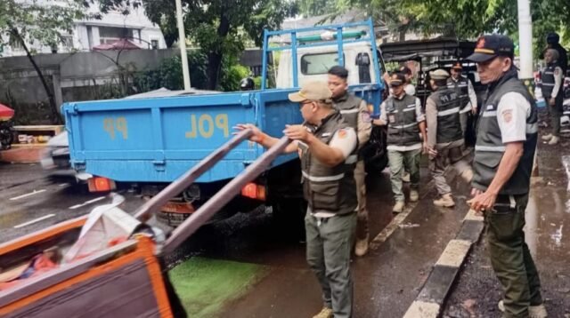 Operasi Ramadan, Satpol PP Jaksel Jangkau Keluarga PPKS di Tebet