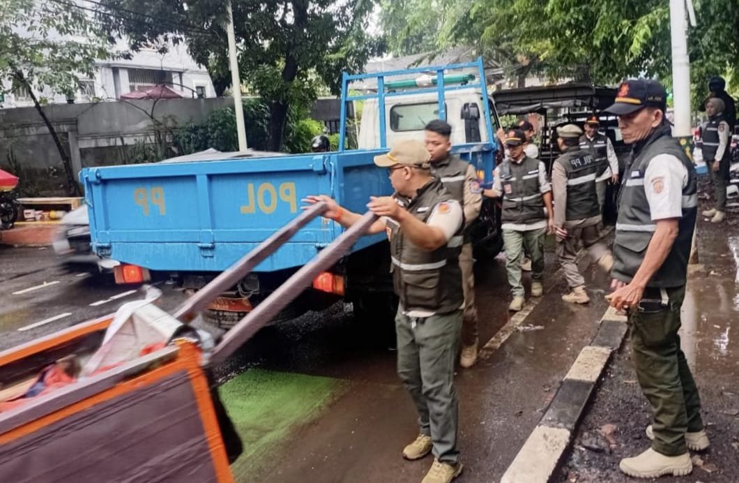 Operasi Ramadan, Satpol PP Jaksel Jangkau Keluarga PPKS di Tebet