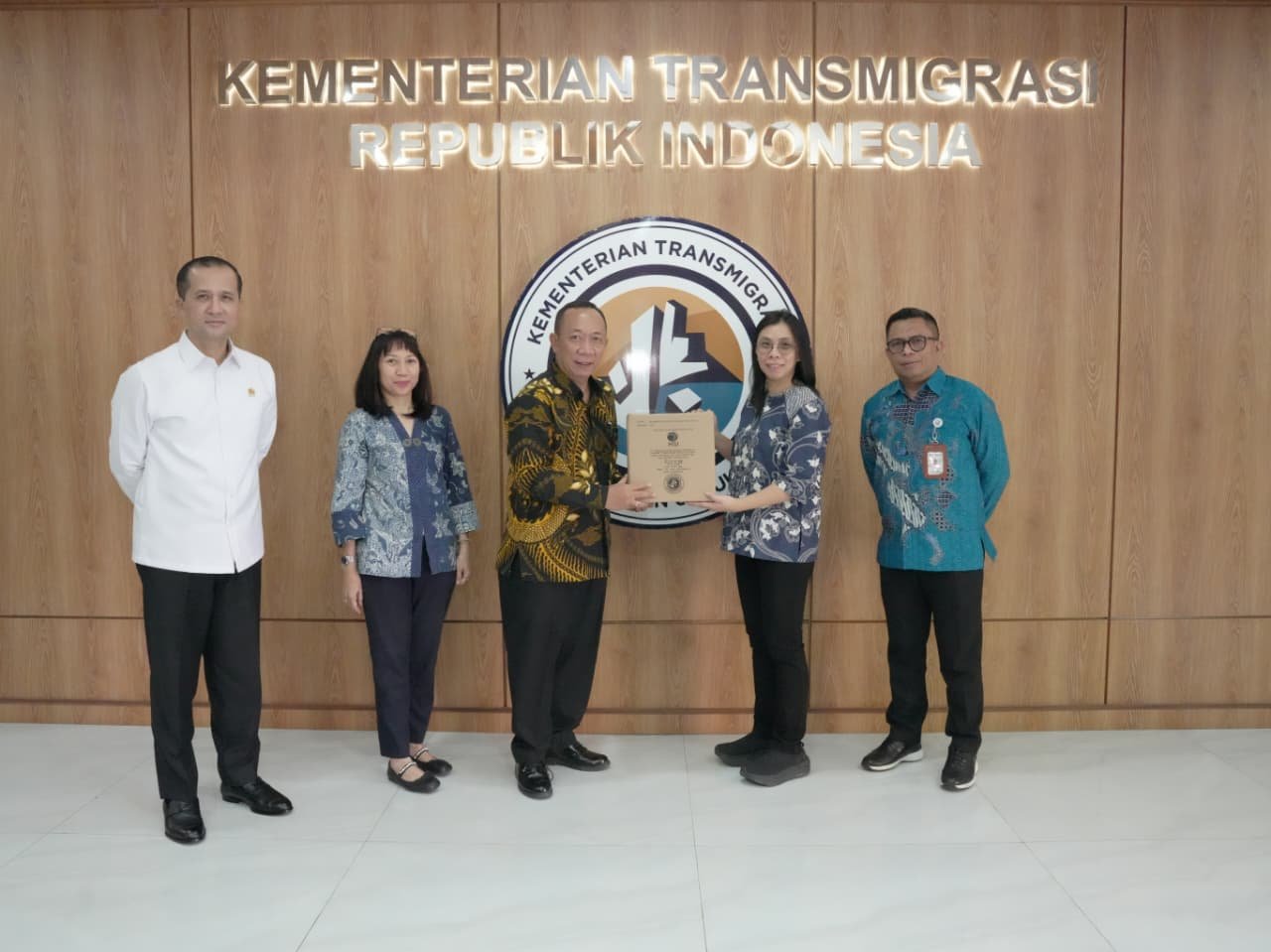 Kementerian Transmigrasi Jajaki Kerja Sama dengan Perusahaan Keramik untuk Pemberdayaan Transmigran