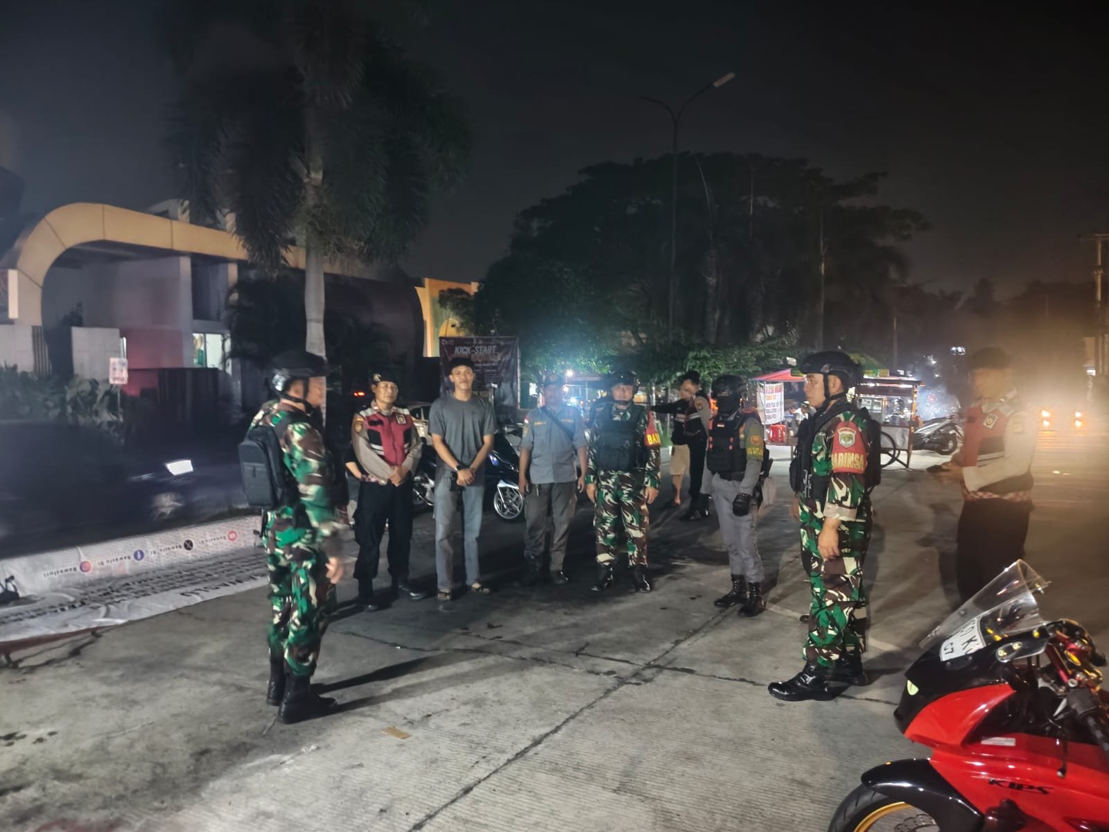 Koramil 03/Sukmajaya Bersama Polsek Sukmajaya Gelar Patroli Gabungan Jaga Kamtibmas