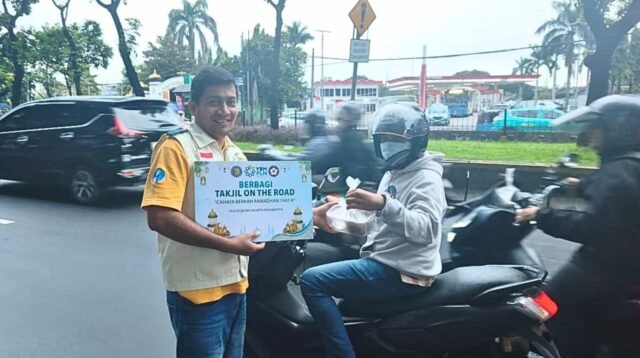 Sinergi PLN UP2B DKI Jakarta dan Banten Bagikan 120 Paket Takjil Ramadan di Cililitan