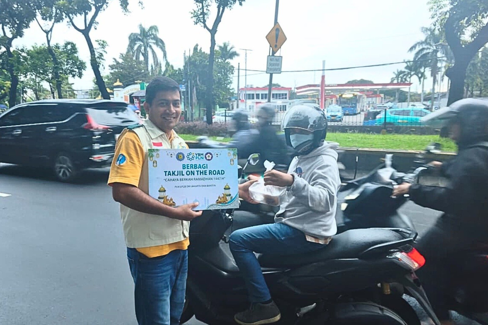 Sinergi PLN UP2B DKI Jakarta dan Banten Bagikan 120 Paket Takjil Ramadan di Cililitan