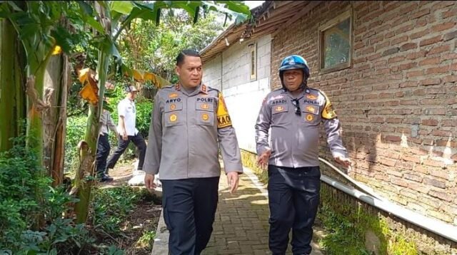 Kapolres Bondowoso Dr.Aryo Gandeng Mas Bhabin Berikan Bantuan