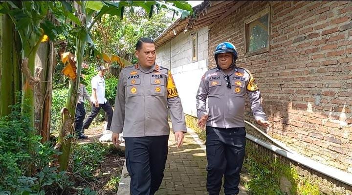 Kapolres Bondowoso Dr.Aryo Gandeng Mas Bhabin Berikan Bantuan