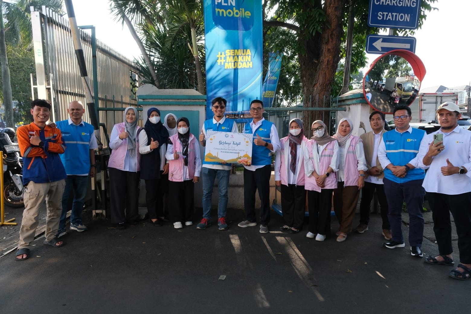 Sambil Berbagi Takjil Ramadan, PLN UP2B Jabar Edukasi Keselamatan Listrik Jelang Mudik