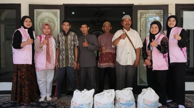Bantu Dhuafa dan Marbot, YBM PLN UP2B Jabar Salurkan 100 Paket Sembako Ramadan 1447H