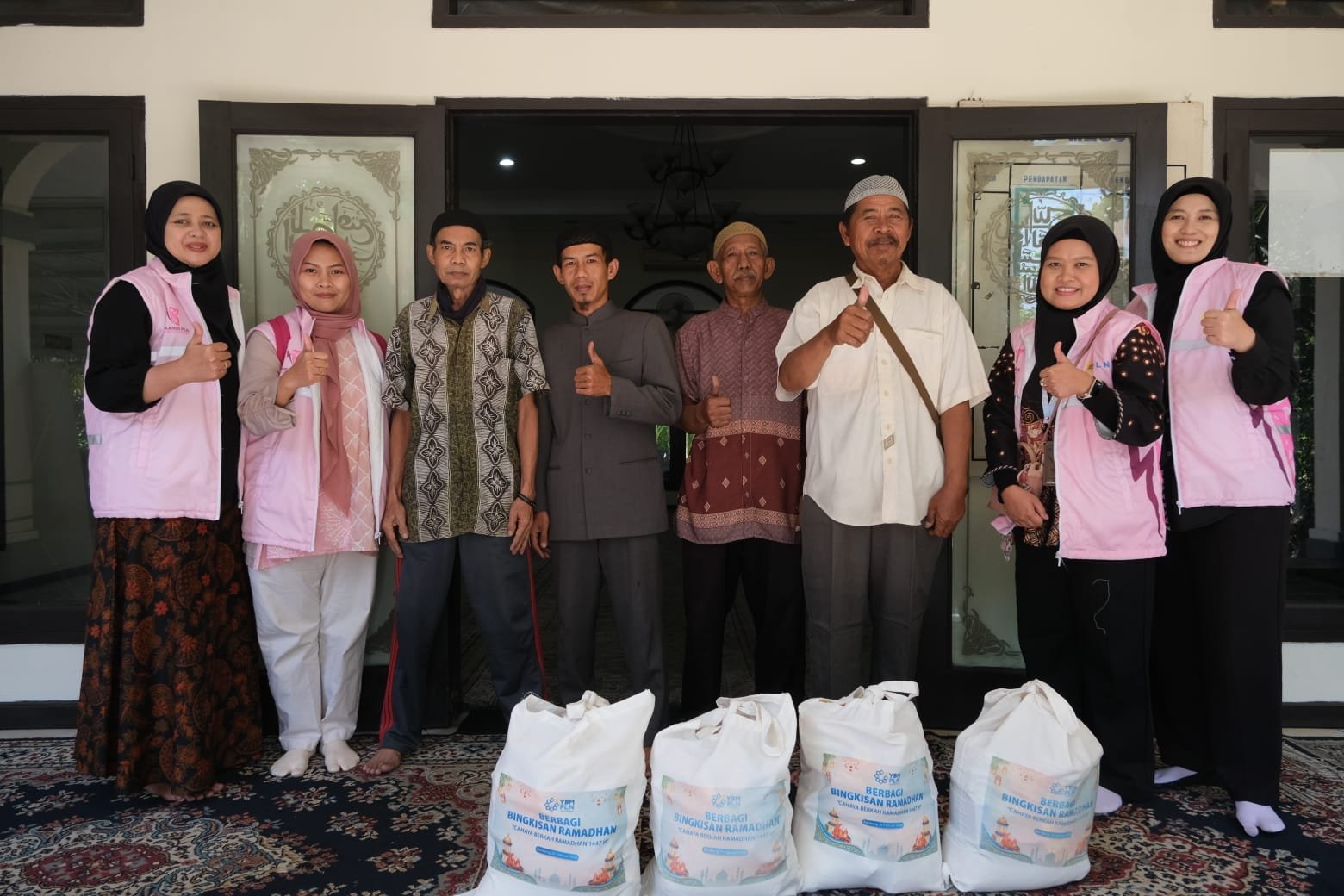 Bantu Dhuafa dan Marbot, YBM PLN UP2B Jabar Salurkan 100 Paket Sembako Ramadan 1447H