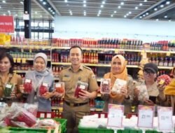 Asisten Perekonomian dan Pembangunan Sekretariat Kota Administrasi Jakarta Timur, Fauzi, saat melakukan monitoring ketersediaan dan harga bahan pokok di Superindo Sakura Garden City, Jakarta Timur, menjelang Idul Fitri 2026.