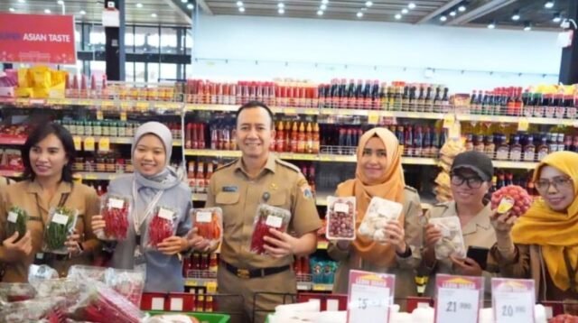 Asisten Perekonomian dan Pembangunan Sekretariat Kota Administrasi Jakarta Timur, Fauzi, saat melakukan monitoring ketersediaan dan harga bahan pokok di Superindo Sakura Garden City, Jakarta Timur, menjelang Idul Fitri 2026.