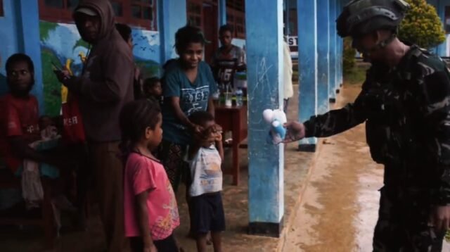 Tim Patroli Gabungan Koops TNI Papua Evakuasi 21 Pengungsi di Aifat Timur Jauh Maybrat