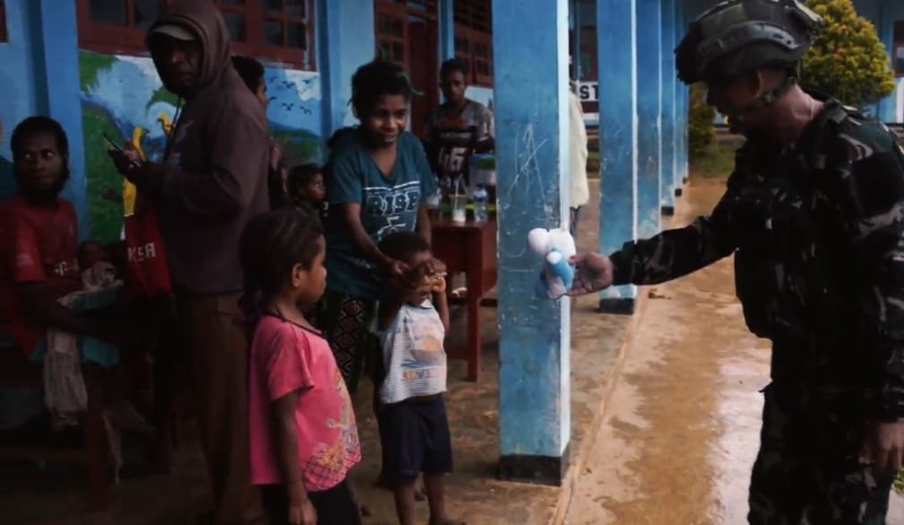 Tim Patroli Gabungan Koops TNI Papua Evakuasi 21 Pengungsi di Aifat Timur Jauh Maybrat