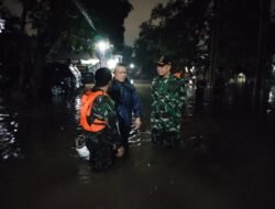Monitor Hari Raya Kedua, Kodim 0508/Depok Bersama Masyarakat Atasi Genangan Air