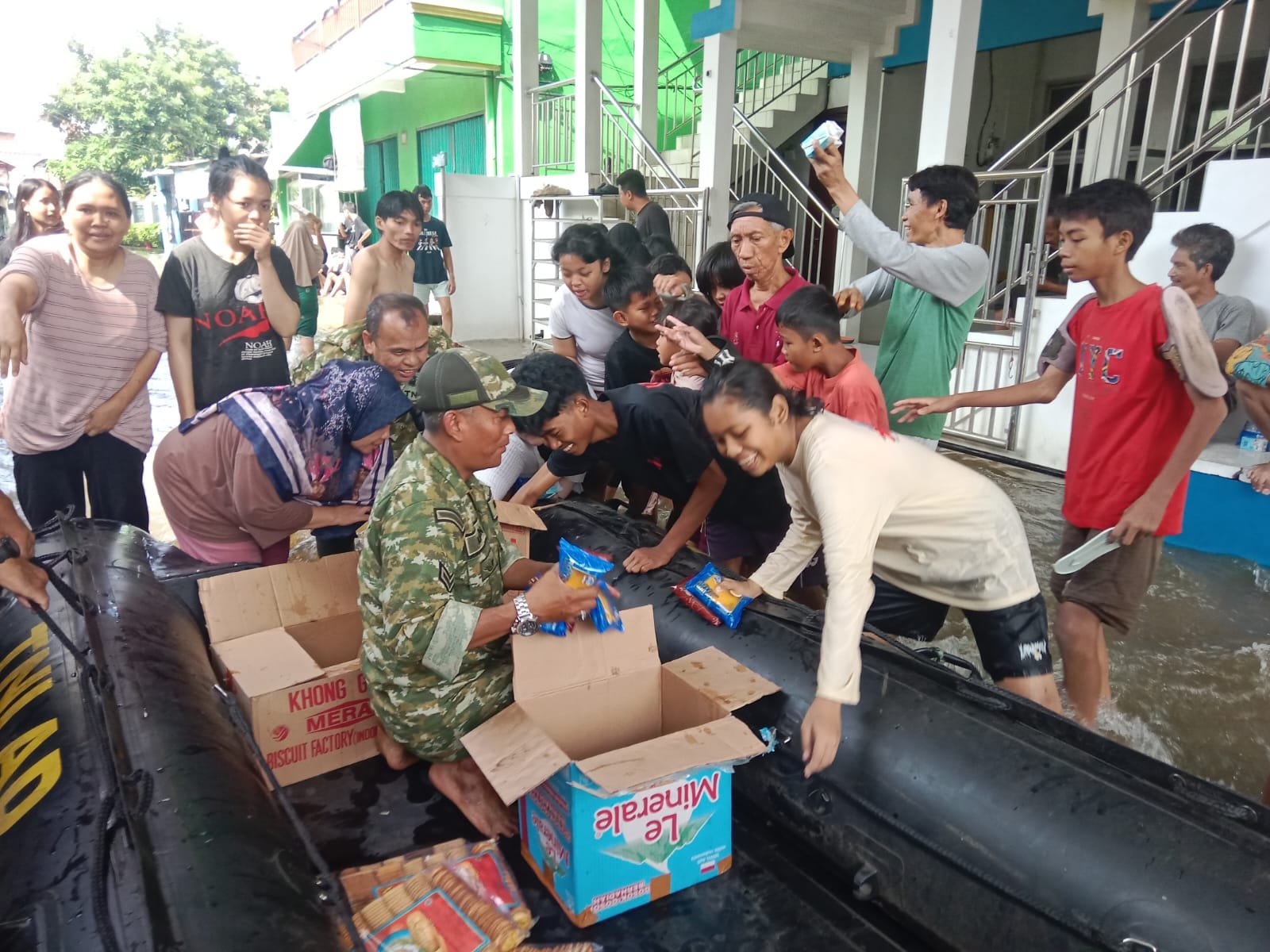 TNI Hadir di Tengah Banjir Ciracas, Warga Dapat Bantuan Makanan