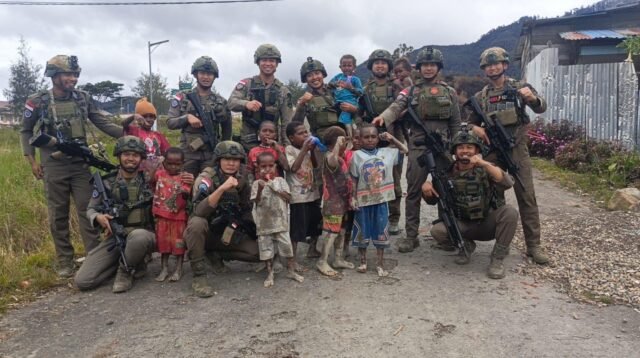 Patroli Dialogis Ops Damai Cartenz di Sugapa, Aparat Jalin Interaksi dengan Warga dan Anak-anak