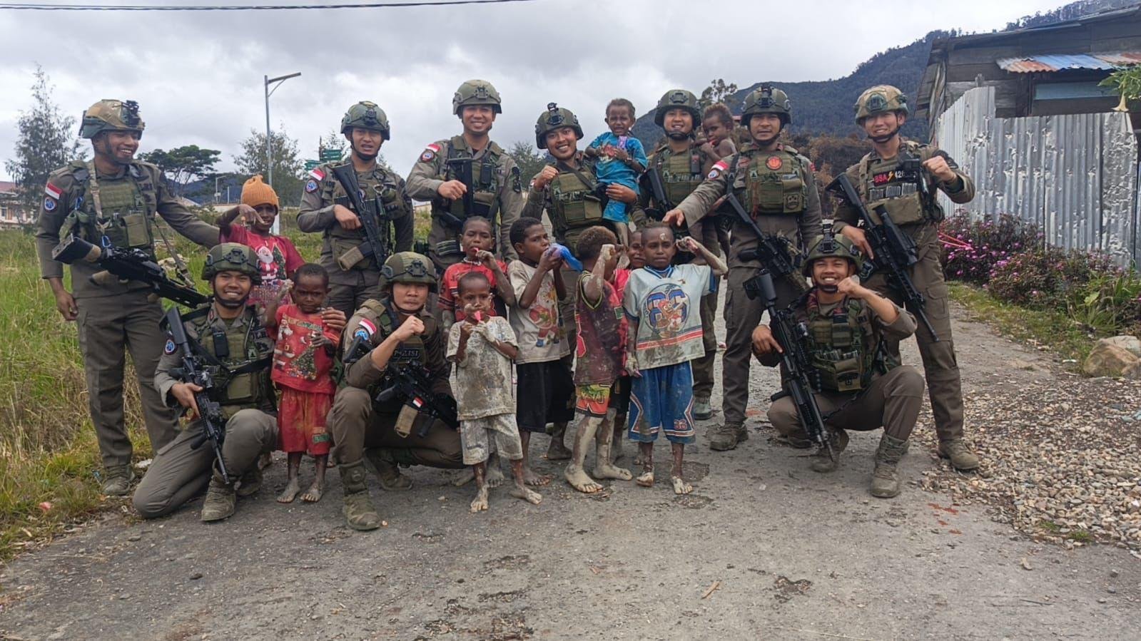 Patroli Dialogis Ops Damai Cartenz di Sugapa, Aparat Jalin Interaksi dengan Warga dan Anak-anak