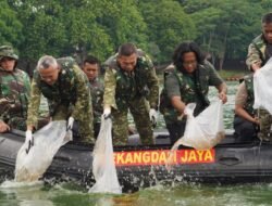 Pangdam Jaya Pimpin Aksi Bersih Danau Kenanga UI, Ratusan Ikan Sapu-Sapu Dibasmi