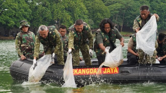 Pangdam Jaya Pimpin Aksi Bersih Danau Kenanga UI, Ratusan Ikan Sapu-Sapu Dibasmi