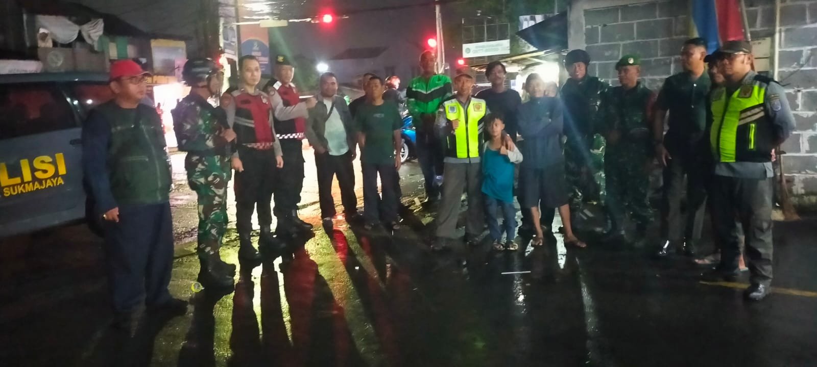 Patroli Gabungan TNI-Polri dan Aparat Kelurahan Sukamaju Jaga Kondusivitas Wilayah