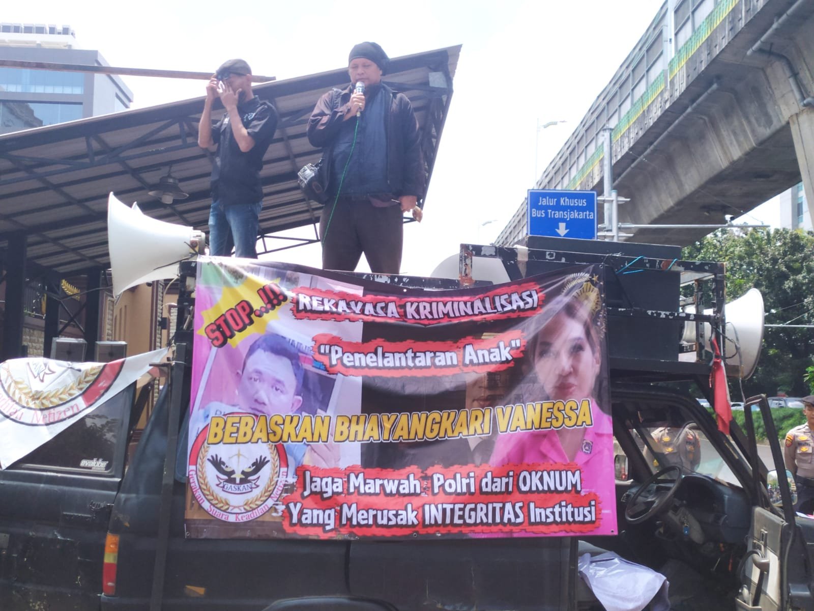 Massa GASKAN Sampaikan Aspirasi di Mabes Polri, Soroti Penanganan Kasus Vanessa