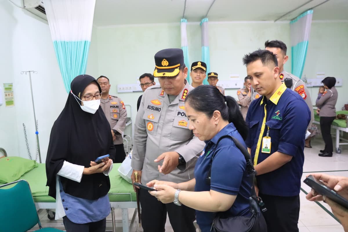 Empati Polri, Kapolres Bekasi Kota Jenguk Korban Kebakaran SPBE Cimuning