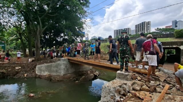 WhatsApp Image 2026-04-05 at 15.18.59 (1) TNI dan Warga Gotong Royong Percepat Pembangunan Jembatan Garuda di Tangsel