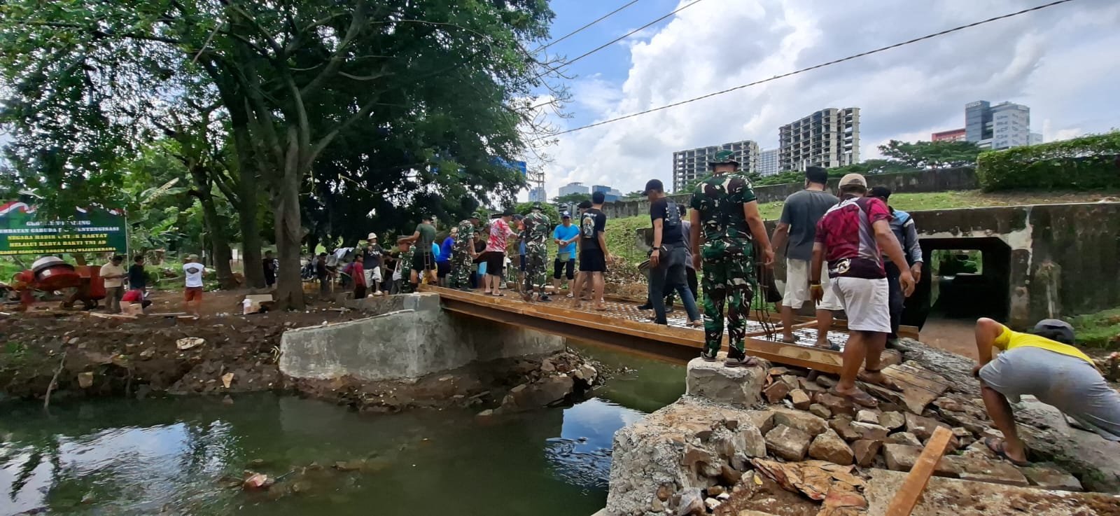 TNI dan Warga Gotong Royong Percepat Pembangunan Jembatan Garuda di Tangsel