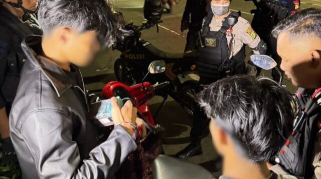 Patroli Brimob Polda Metro Jaya Bubarkan Pesta Miras dan Tindak Pelanggaran Remaja di Jaktim